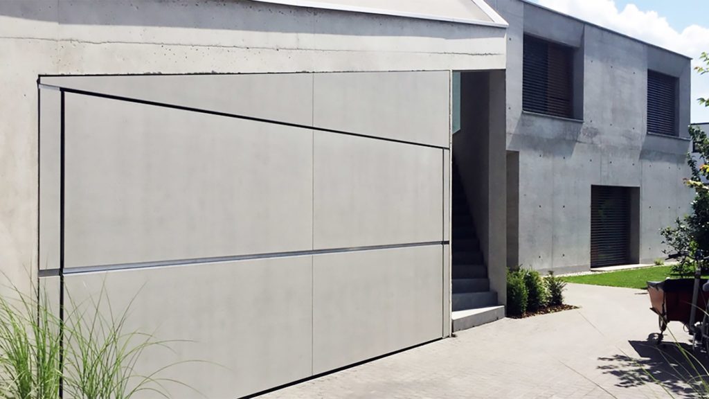 Door of the month October 2020Location: GräfelfingProduct: Overhead door HTWidth: 5600 mmHeight: 2500 mmSurface: IMI concrete façade panel durableColour: Vintage standard/Decor 224 EBpecial feature: Concrete lookArchitect: Pool Leber Architekten